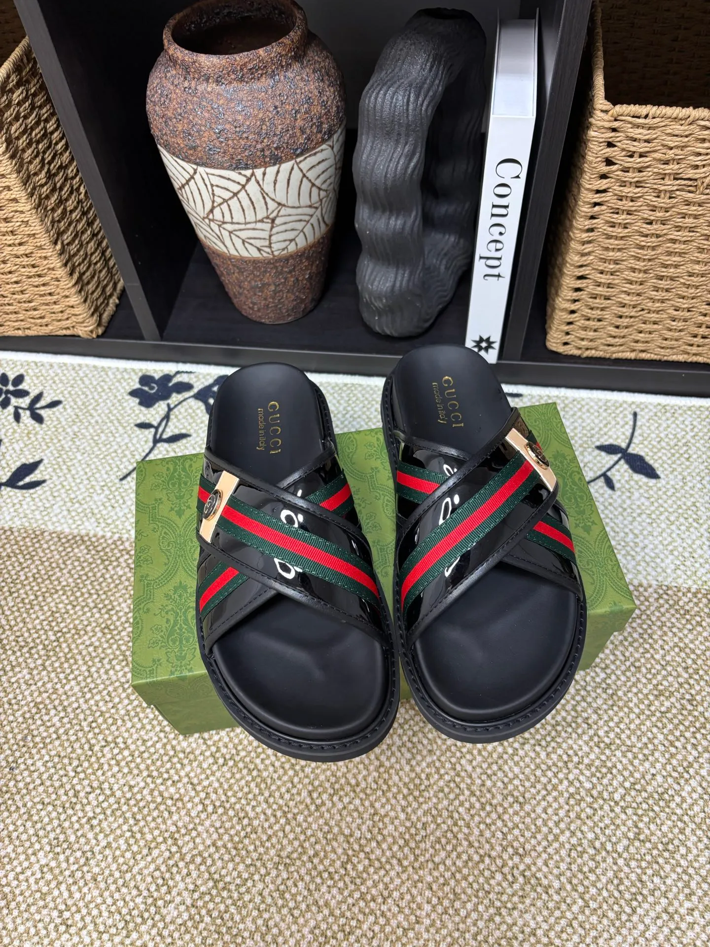 Factory 💰 300 yuan Gucci slippers] high-end men's shoes brand official website 1:1 latest masterpiece: original mold customization, the fabric is made of imported original materials, upgraded outsole, lighter and non-slip. The market's top quality, simple yet tasteful, a must-have for fashionistas, fashionable at your feet, full of confidence, the same style at the counter 👍The season of summer slippers is here. Code: 38-45 (45 customized)